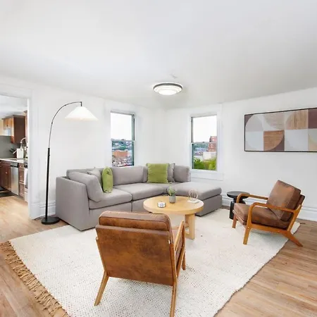 Stunning Apt W Rooftop & Game Room - Sleeps 10