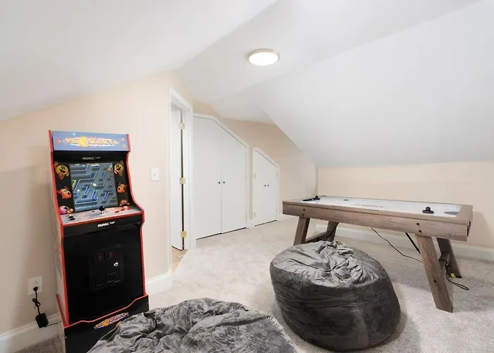 Apartment Skyline Views - Rooftop & Game - Sleeps 8