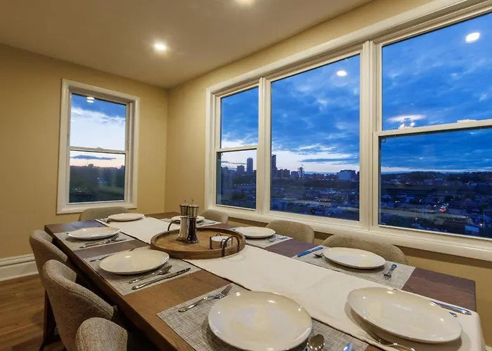 Skyline Views - Rooftop & Game - Sleeps 8 Apartment *