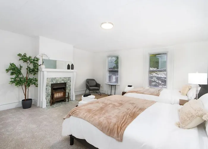 Skyline Views - Rooftop & Game - Sleeps 8 Apartment Pittsburgh