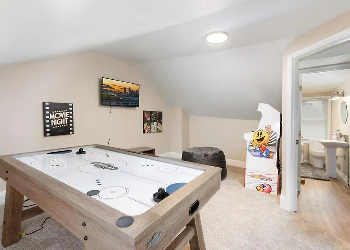 Skyline Views - Rooftop & Game - Sleeps 8 Apartment