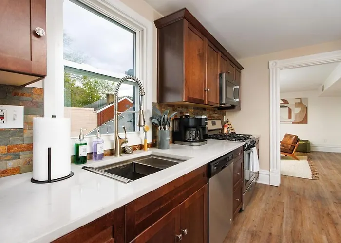 Skyline Views - Rooftop & Game - Sleeps 8 *