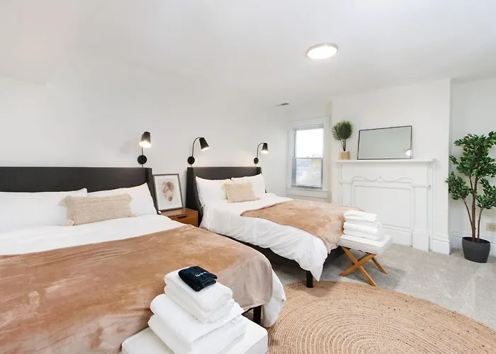 Skyline Views - Rooftop & Game - Sleeps 8 Apartment *