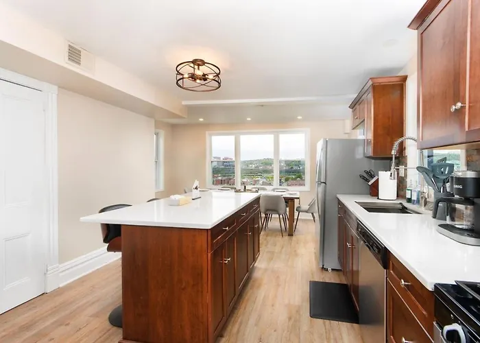 Apartment Skyline Views - Rooftop & Game - Sleeps 8 *