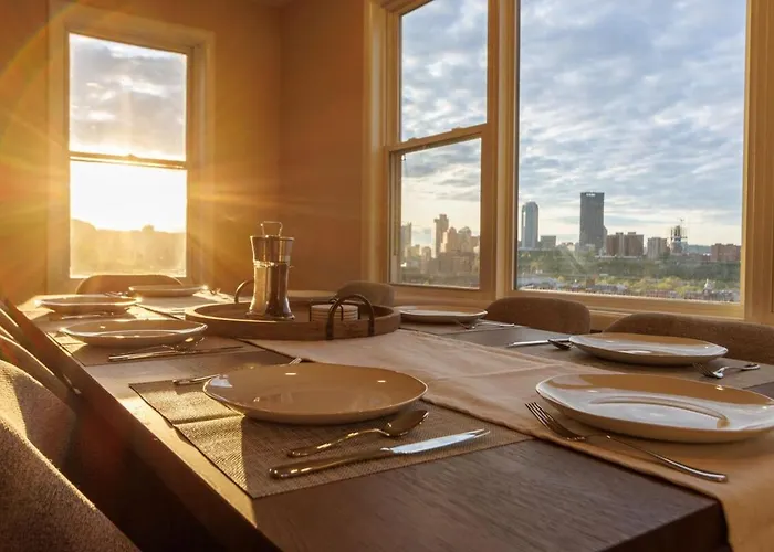 Skyline Views - Rooftop & Game - Sleeps 8 *