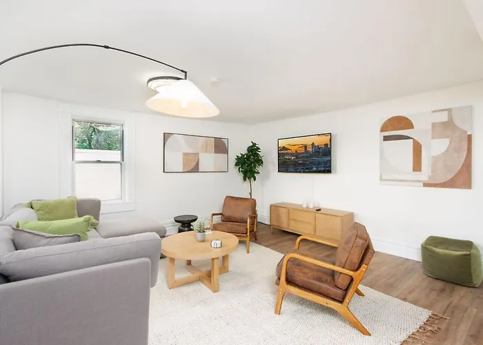 Skyline Views - Rooftop & Game - Sleeps 8 Apartment