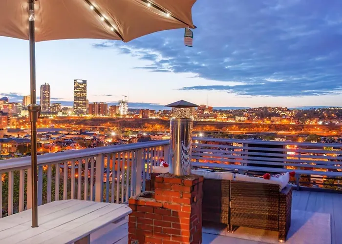 Skyline Views - Rooftop & Game - Sleeps 8 Apartment *