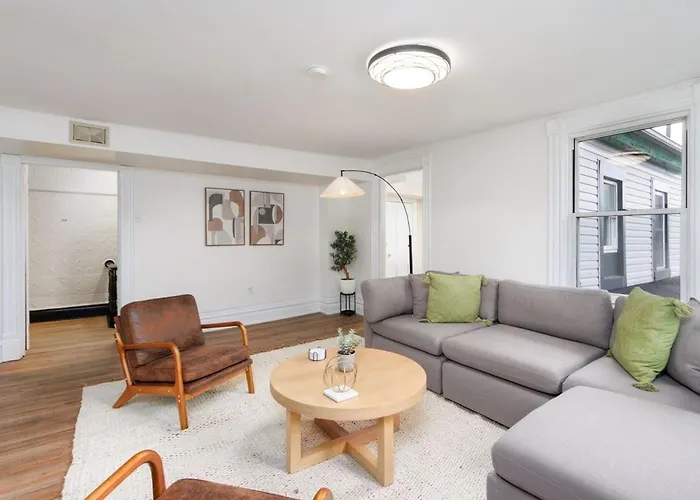 Apartment Skyline Views - Rooftop & Game - Sleeps 8 *