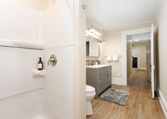 Skyline Views - Rooftop & Game - Sleeps 8 Apartment Pittsburgh