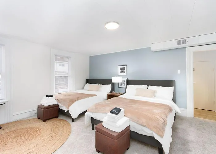 Apartment Skyline Views - Rooftop & Game - Sleeps 8