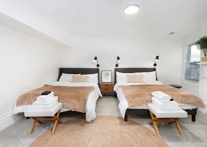 Skyline Views - Rooftop & Game - Sleeps 8 Apartment *