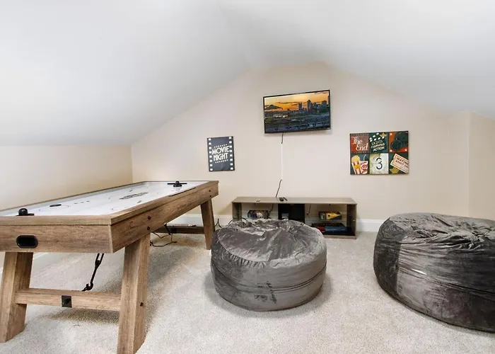 Skyline Views - Rooftop & Game - Sleeps 8